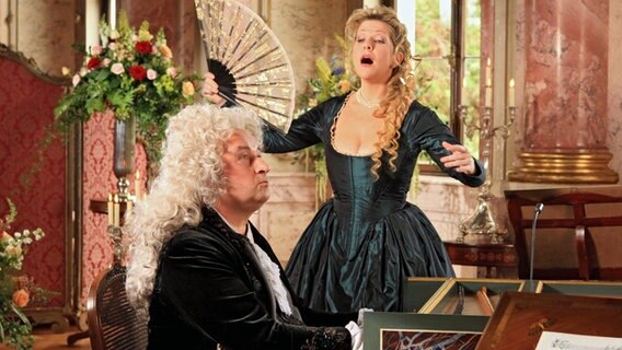 Dreharbeiten im Schloss Bückeburg: Georg Friedrich Händel (Matthias Wiebalck) und die Primadonna Francesca Cuzzoni (Joyce DiDonato) bei einer Opernprobe. © NDR/Nils Stappenbeck 