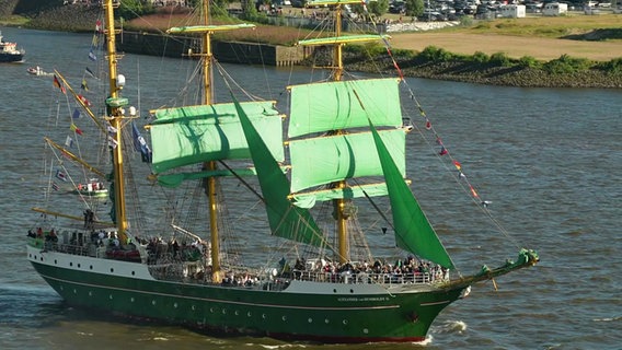 Die "Alexander von Humboldt II" bei der Auslaufparade des Hamburger Hafengeburtstag 2024. © Screenshot 