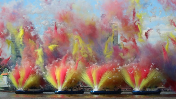 Schlepperballett mit bunten Fontänen auf der Elbe. © Imago Foto: IMAGO / Markus Tischler