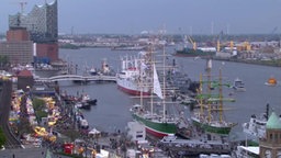 Blick am Abend auf den 826. Hafengeburtstag in Hamburg 