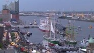 Blick am Abend auf den 826. Hafengeburtstag in Hamburg  