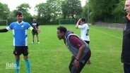 Hamsa aus Somalia hilft beim Fußball-Training mit Flüchtlingen.  