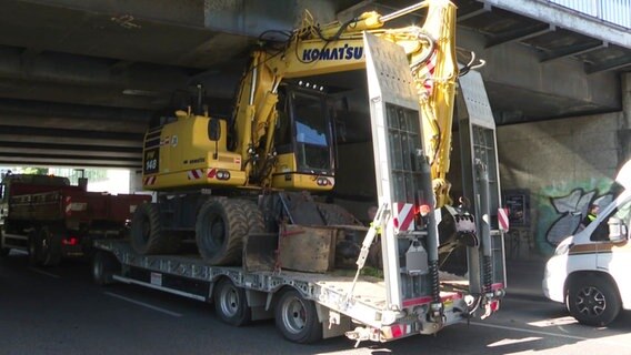 Ein Kran auf einem Anhänger ist an eine Brücke gestoßen. Ein Kran auf einem Anhänger ist an eine Brücke gestoßen. © HannoverReporter