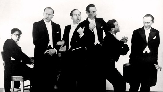 Gruppenfoto der Comedy Harmonists im Frack. (von links nach rechts: Hans Rexeis, Roman Cycowski, Rudolf Mayreder, Erich Abraham Collin, Harry Frommermann-Frohmann) © NDR 