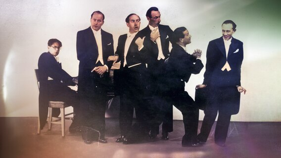 Gruppenfoto der Comedy Harmonists im Frack. (von links nach rechts: Hans Rexeis, Roman Cycowski, Rudolf Mayreder, Erich Abraham Collin, Harry Frommermann-Frohmann) © NDR 
