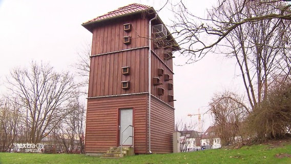 Holzturm mit Taubenschlag.  