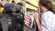 Polizisten und Demonstranten stehen in Hannover vor einem besetzten Haus. © TeleNewsNetwork 