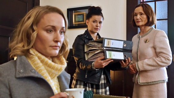 Die Diplomatenwitwe Heidrun Kasimir (Barbara Schnitzler, r.) muss umfangreiche Unterlagen an die Anwältin Romy Heiland (Christina Athenstädt, l.) und deren Assistentin Ada Holländer (Anna Fischer, M.) übergeben, um ihre Unschuld zu beweisen. Die Diplomatenwitwe Heidrun Kasimir (Barbara Schnitzler, r.) muss umfangreiche Unterlagen an die Anwältin Romy Heiland (Christina Athenstädt, l.) und deren Assistentin Ada Holländer (Anna Fischer, M.) übergeben, um ihre Unschuld zu beweisen. © ARD/Hardy Spitz