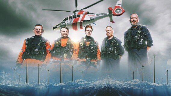 Fotocollage: Die Crew von Northern Rescue 01 mit ihrem Hubschrauber vor grauem Himmel, unter ihnen ein Offshore-Windpark bei stürmischer See. © NDR/LEMON8 