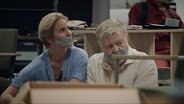 Szenenbild aus der Serie "Helsinki-Syndrom": Zwei Personen gefesselte Personen mit zugeklebten Mund. © NDR/Fisher King Oy/Kimmo Korhon 