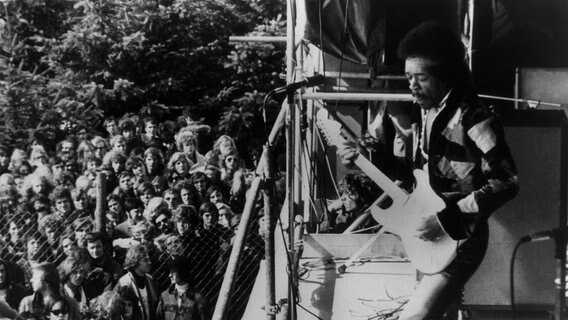 Jimi Hendrix tritt beim Pop-Festival "Love and Peace" auf der Ostseeinsel Fehmarn auf. © picture alliance / Dieter Klar Foto: Dieter Klar