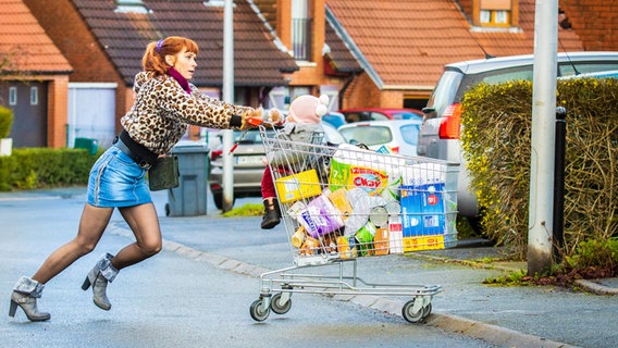 Szenenbild aus der französischen Serie "HIP: Ermittlerin mit Mords-IQ": Eine Frau (Morgane Alvaro) schiebt einen vollen Einkaufswagen. © Phlippe Le Roux - Thibaut Grabherr / Septembreproduktions / TF1 