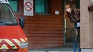 Szenenbild aus der französischen Serie "HIP: Ermittlerin mit Mords-IQ": Eine Frau guckt um eine Hausecke. © Nicolas Gouhier Foto: Nicolas Gouhier