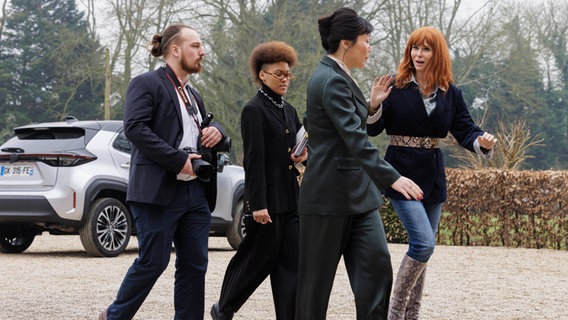 Szenenbild aus der französischen Serie "HIP: Ermittlerin mit Mords-IQ": Vier Personen gehen einen Weg entlang. Szenenbild aus der französischen Serie "HIP: Ermittlerin mit Mords-IQ": Vier Personen gehen einen Weg entlang. © NDR/Philippe Le Roux/Itineraire Prod/TF1 Foto: Philippe Le Roux/Itineraire Prod/TF1
