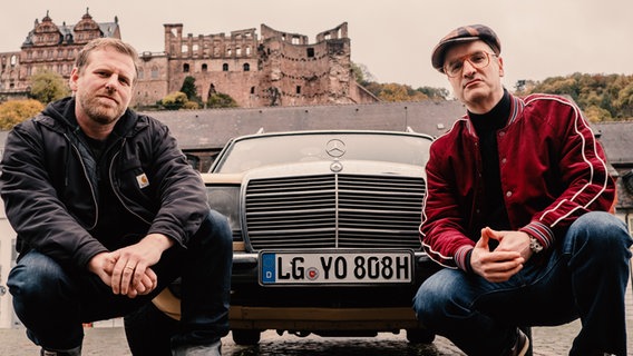 Martin Stieber und Toni-L begeben sich in einem alten Mercedes auf eine Hiphop-Zeitreise in die 80er. © NDR/Studio Fritz Gnad 