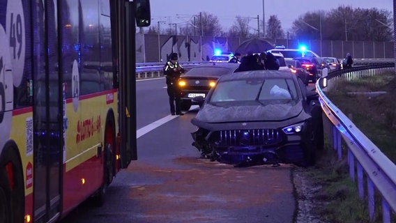 Ein Auto nach einem Unfall auf der Autobahn. © tv7news.de 