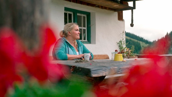 Nina Bartl vom Gschwandtnerhof besucht heute ihre Tiere auf der Alm – hier oben in den Bergen kommt selbst die quirlige „Gucci-Bäuerin“ zur Ruhe. © NDR/BR/isarflimmern/Oliver Biebl 