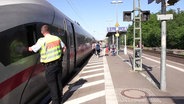 Ein ICE steht nach einem Stromausfall in einem Bahnhof. © Screenshot 