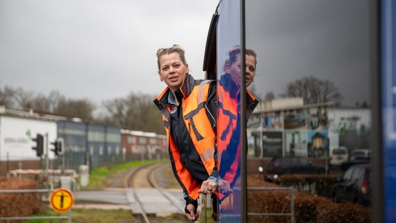 Triebfahrzeugführerin Anne Heim fährt für die Nordwestbahn auf einer der sowieso schon unpünktlichsten Strecken im ganzen Norden. Auf der Fahrt nach Osnabrück gibt es dann auch noch einen Polizeieinsatz. © NDR/Kamera Zwei/Noah Siegert 