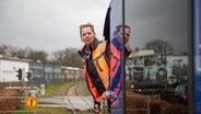 Triebfahrzeugführerin Anne Heim fährt für die Nordwestbahn auf einer der sowieso schon unpünktlichsten Strecken im ganzen Norden. Auf der Fahrt nach Osnabrück gibt es dann auch noch einen Polizeieinsatz. © NDR/Kamera Zwei/Noah Siegert 