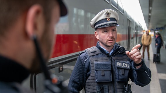 Bundespolizist Dennis Hehemann wurde zum Einsatz auf ein Gleis gerufen. © NDR/Kamera Zwei/Noah Siegert 