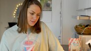 NDR Reporterin Céline trinkt einen Diät-Shake.  