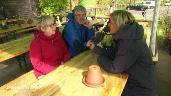 Susanne Stichler interviewt ein Paar.  