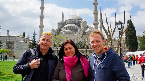 Die Passagiere Ann-Katrin und Kilian mit Bordpfarrer Stefan Hippler (links) vor der Hagia Sophia in Istanbul, Türkei. © BR/Bewegte Zeiten GmbH/Deborah Stöckle 