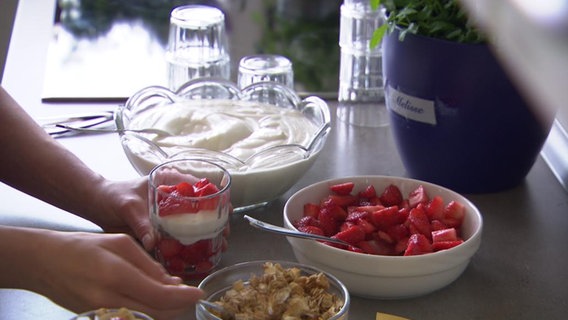 Joghurt-Quarkspeise mit Erdbeeren  