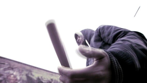 Jugendlicher mit einem Baseballschläger in der Hand. Jugendlicher mit einem Baseballschläger in der Hand.