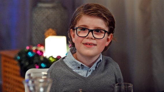 Szenenbild aus der Silvester-Komödie "Käse und Blei": Ein junge mit Brille guckt in die Kamera. © NDR/Nico Maack 