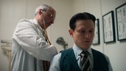 Franz Kafka (Joel Basman) lässt sich von einem Arzt untersuchen. © NDR/Superfilm 