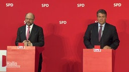 Schulz und Gabriel hinter Rednerpulten der SPD.  