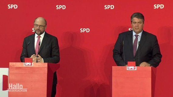 Schulz und Gabriel hinter Rednerpulten der SPD.  