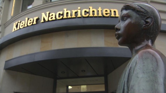 Der Schriftzug der Kieler Nachrichten an der Fassade des Gebäudes. © Screenshot NDR Foto: Screenshot NDR