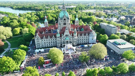 Eine Luftaufnahme zeigt den Auftakt des Kirchentages vor dem Neuen Rathaus in Hannover. © HannoverReporter 