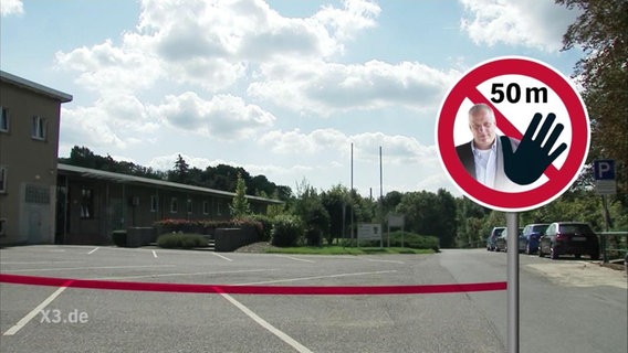 Eine rote Trennlinie auf dem Gelände einer Kita und ein Stoppschild auf das der Bürgermeister von Teutschental raufretuschiert wurde.  