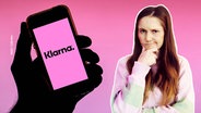 Ein Handy, darauf ein pinker Hintergrund und der Schriftzug: "Klarna", auf der rechten Seite NDR Reporterin Désirée Marie Fehringer, die skeptisch guckt - beides ist auf einem pinken Hintergrund montiert. © ZUMA Wire 