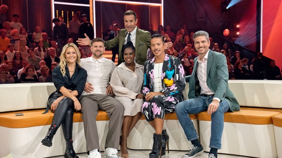 Helene Fischer, Niclas Füllkrug, Kai Pflaume, Motsi Mabuse, Jorge González und Ingo Zamperoni (v. l. n. r.). © NDR/Thorsten Jander 