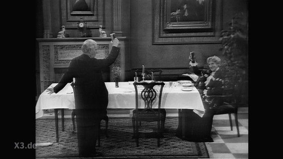 Eine Szene aus "Dinner for one".  