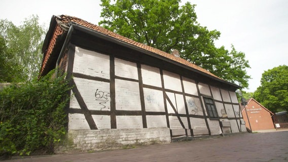 Seitenansicht eines alten Bauernhofs. © NDR/Kulturjournal 