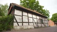 Seitenansicht eines alten Bauernhofs. © NDR/Kulturjournal 