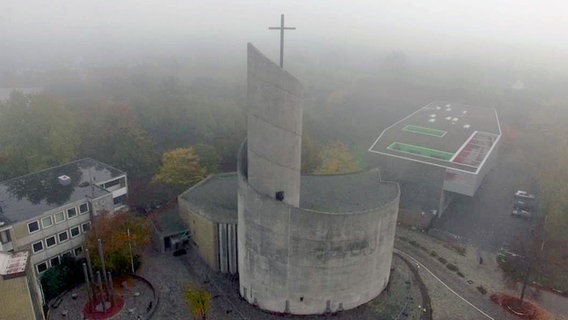 St. Maximilian Kolbe-Kircheim im Nebel. Ansicht von schräg oben. © NDR 