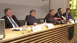 Podium der Pressekonferenz zum Selbstmord des Terrorverdächtigen in Sachsen.  