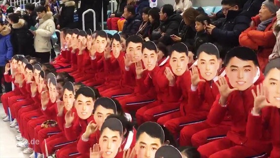 Ein koreanisches Sportteam bei ihrer "Koreagrafie".  