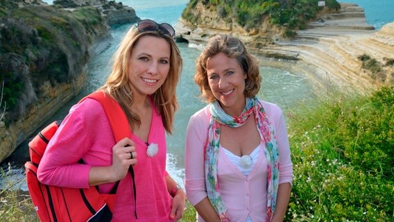 Moderatorin Andrea Griessmann (l) besucht an der Seite von Guide Maria Tschoukis das wunderschöne Korfu. © WDR/Sabine Fricke 