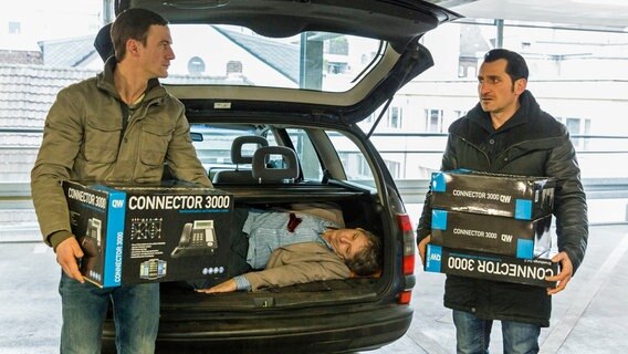 Martin und Hasan (r.) trauen ihren Augen nicht: Kommissar Schlegel liegt tot im Kofferraum ihres Autos. © ARD/Frank Dicks 