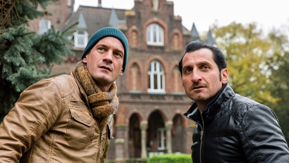 Martin und Hasan (r.) sind sich sicher, dass mit Tinas Internetbekanntschaft etwas faul ist und machen sich auf den Weg zu Bengs' Villa. © ARD/Frank Dicks 
