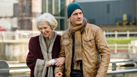 Nach dem Tod ihrer Mutter engagiert Gerda Langer Martin Koslowski, ihr bis zur Testamentsvollstreckung Personenschutz zu geben. Nach dem Tod ihrer Mutter engagiert Gerda Langer Martin Koslowski, ihr bis zur Testamentsvollstreckung Personenschutz zu geben. © ARD/Frank Dicks