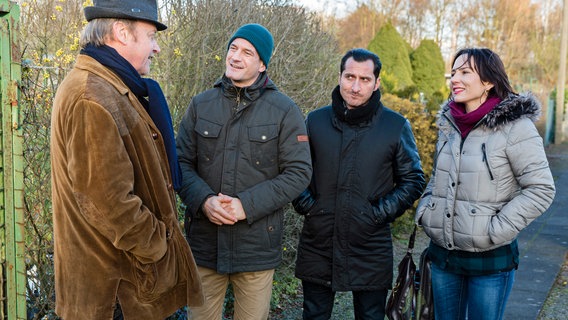 Martin, Hasan und Tina geben sich bei Bernd Glöde (l.) als Interessenten für eine Gartenlaube aus. © ARD/Frank Dicks 
